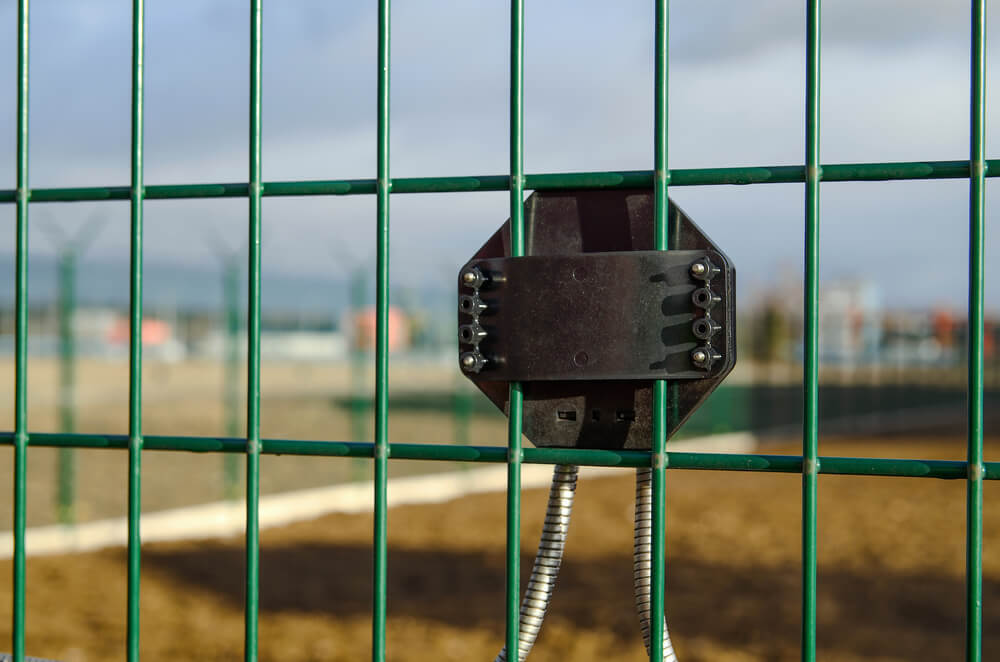Na czym polega ochrona obwodowa? System zabezpieczeń ogrodzenia