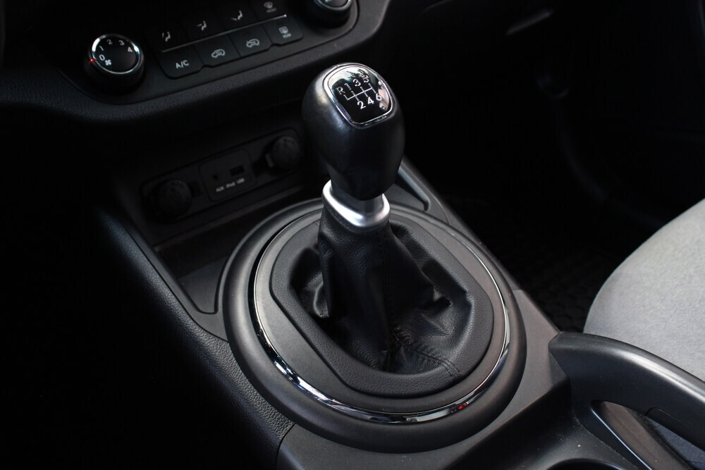 Blokada skrzyni biegów — co to jest i jak działa?