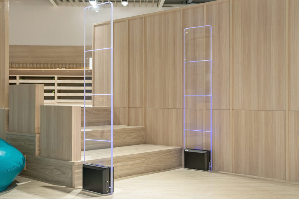 Bramki antykradzieżowe — gdzie są stosowane i co mogą chronić?