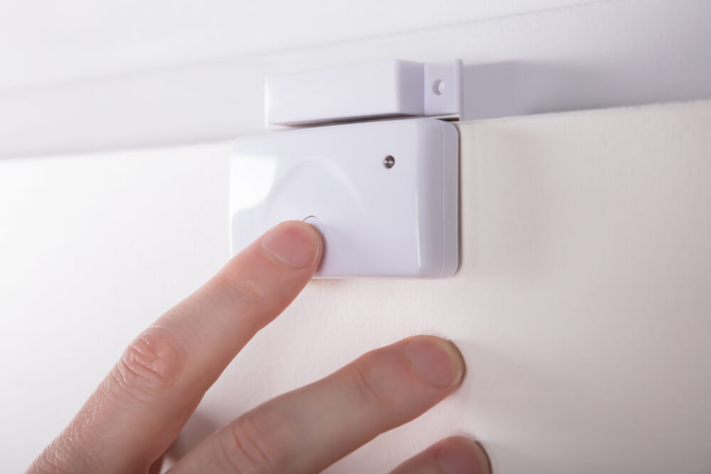 Czujnik otwarcia drzwi i okien — jak działa i co potrafi?