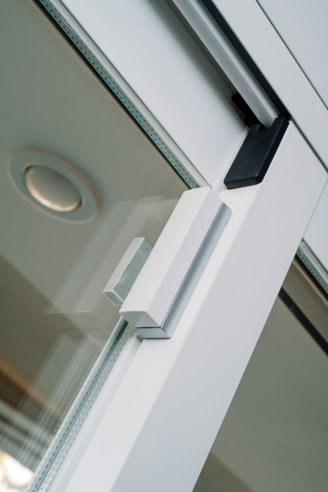 Czujniki piezoelektryczne – jak wykorzystywane są w systemach zabezpieczeń?